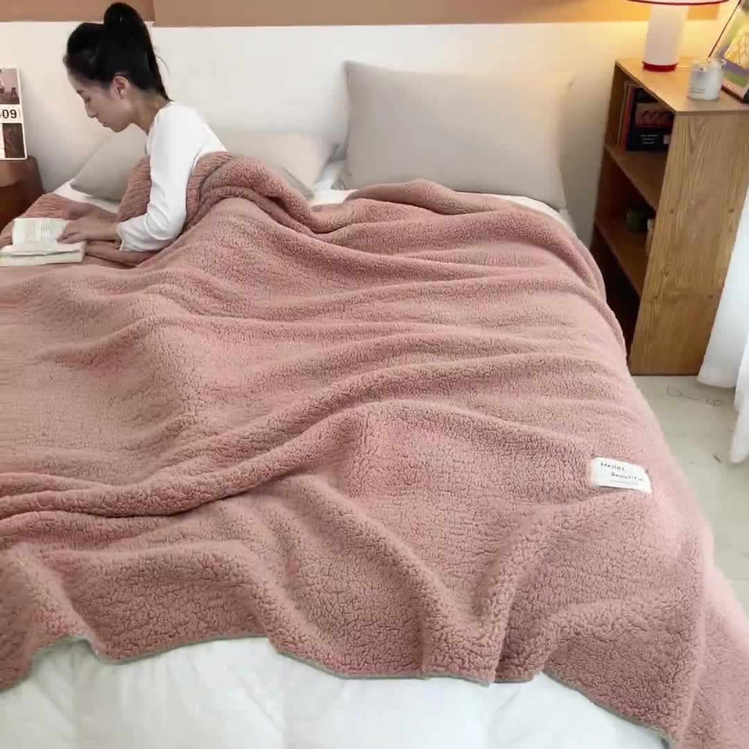 91家纺网 家纺一手货源 找家纺 羋多 A类泡泡绒多功能毯精致贝壳边盖毯毛毯 泡泡绒粉豆沙