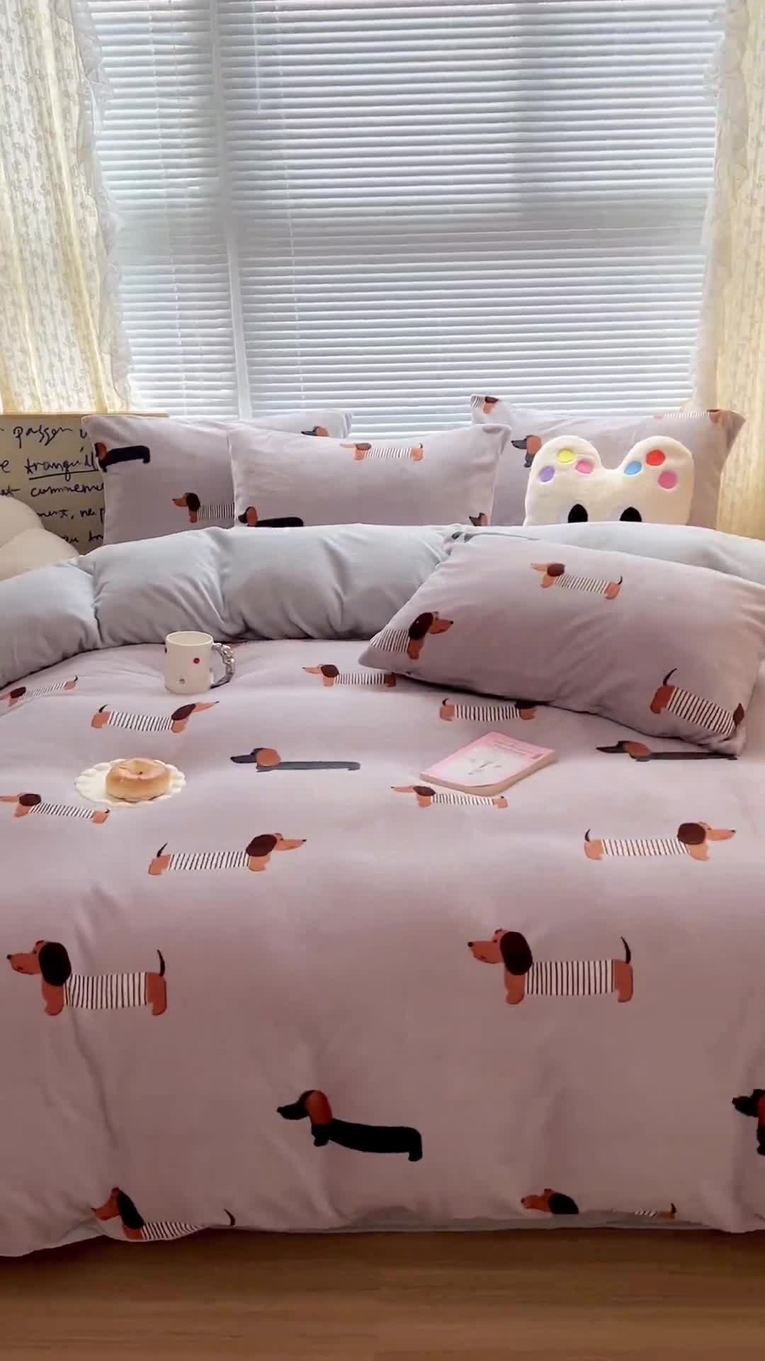 91家纺网 家纺一手货源 找家纺 顾里 2023新款ins少女保暖牛奶绒奶油治 愈系四件套第 一批 腊肠狗