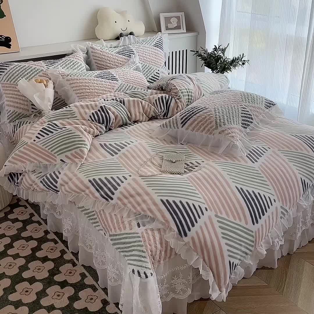 91家纺网 家纺一手货源 找家纺 添越 2024新款牛奶绒夹棉床盖三件套四件套 几何色彩