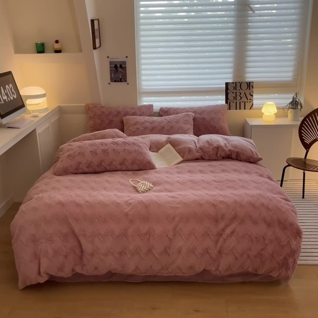 91家纺网 家纺一手货源 找家纺 澳梵 2023新款立体压花兔兔绒牛奶绒四件套 波浪-粉豆沙