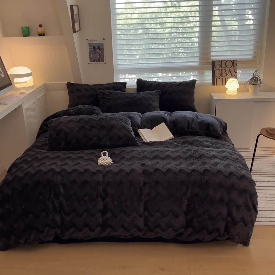 91家纺网 家纺一手货源 找家纺 澳梵 2023新款立体压花兔兔绒牛奶绒四件套 波浪-金典黑