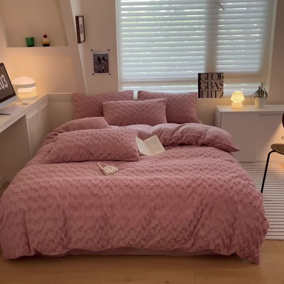 91家纺网 家纺一手货源 找家纺 澳梵 2023新款立体压花兔兔绒牛奶绒四件套 玫瑰-粉豆沙