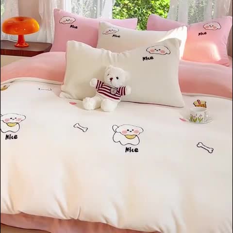 91家纺网 家纺一手货源 找家纺 米瑞娜 2024新款纯色毛巾绣牛奶绒四件套 皮皮狗-奶白拼粉玉