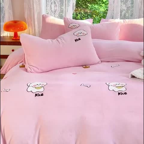 91家纺网 家纺一手货源 找家纺 米瑞娜 2024新款纯色毛巾绣牛奶绒四件套 皮皮狗-粉