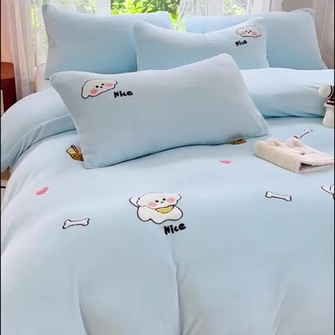 91家纺网 家纺一手货源 找家纺 米瑞娜 2024新款纯色毛巾绣牛奶绒四件套 皮皮狗-蓝