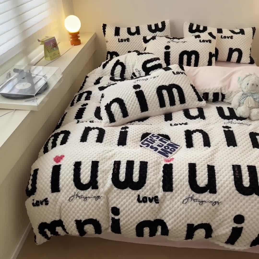 91家纺网 家纺一手货源 找家纺 澳梵家居 2023新款印花豆豆绒牛奶绒四件套 M字母