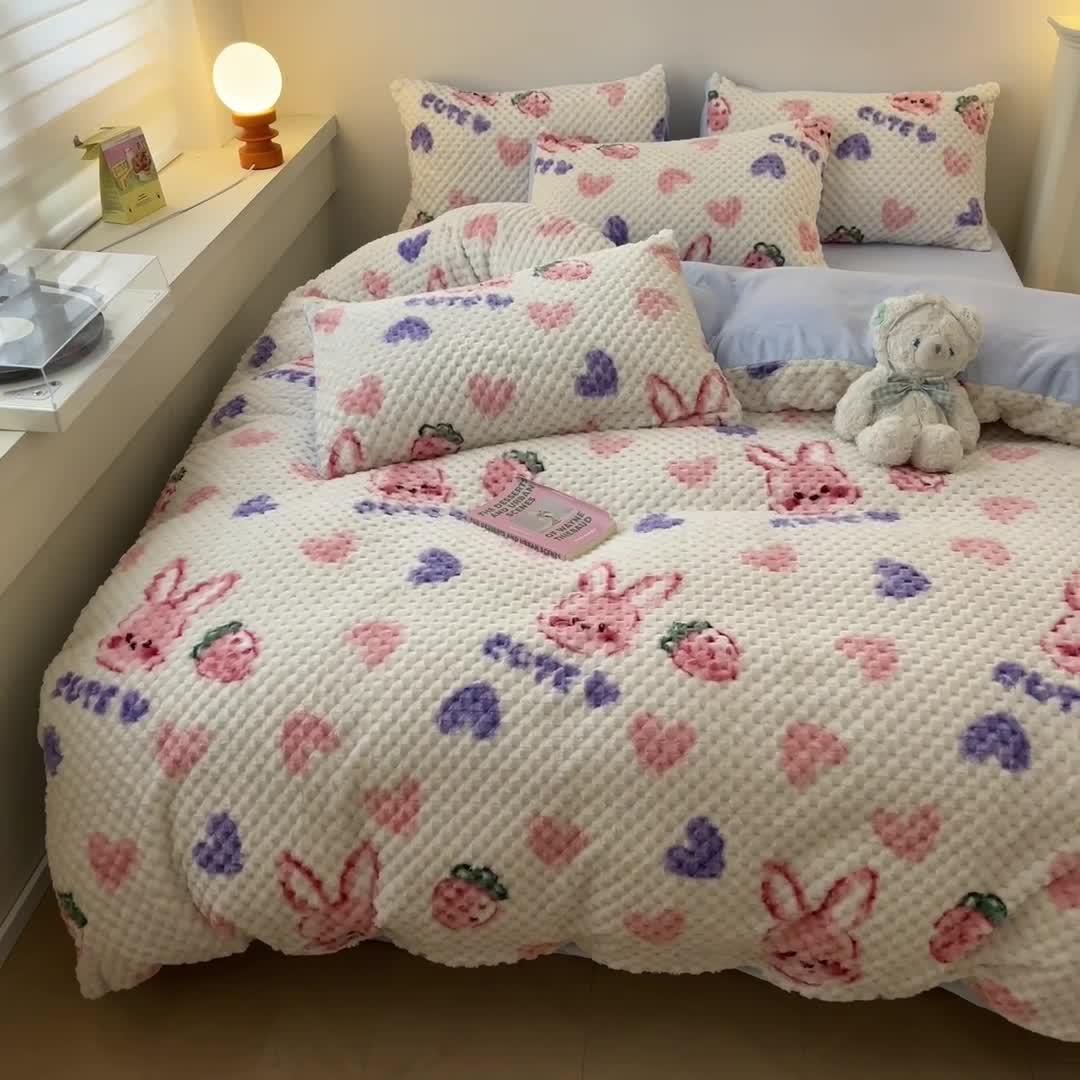 91家纺网 家纺一手货源 找家纺 澳梵家居 2023新款印花豆豆绒牛奶绒四件套 爱心草莓兔