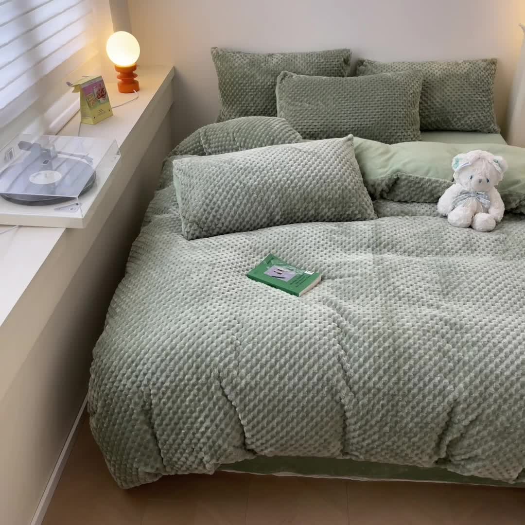 91家纺网 家纺一手货源 找家纺 澳梵家居 2023新款印花豆豆绒牛奶绒四件套 豆豆草绿