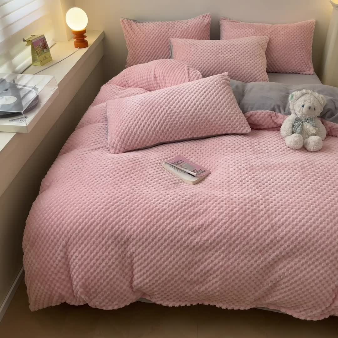 91家纺网 家纺一手货源 找家纺 澳梵家居 2023新款印花豆豆绒牛奶绒四件套 豆豆-粉