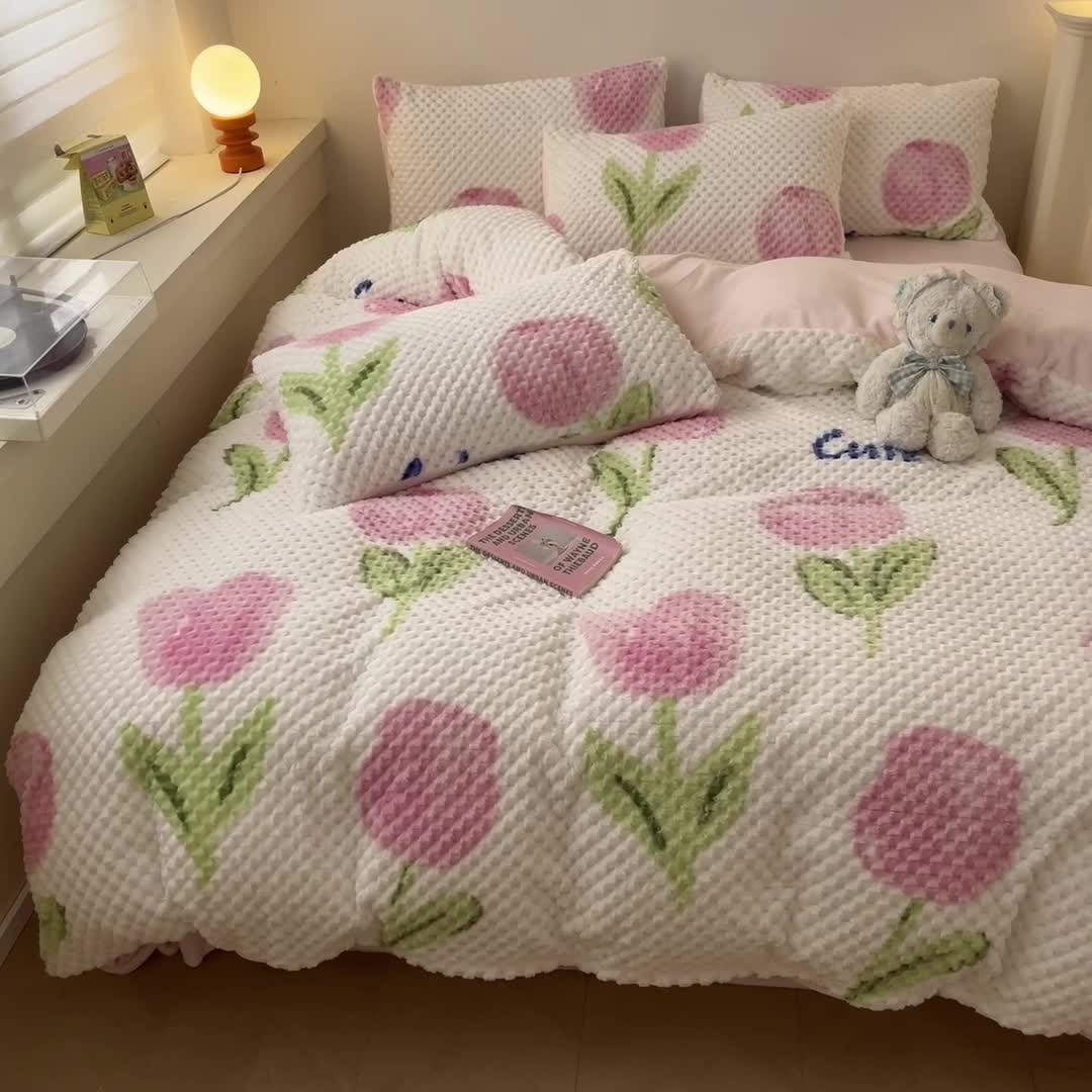 91家纺网 家纺一手货源 找家纺 澳梵家居 2023新款印花豆豆绒牛奶绒四件套 粉色郁金香