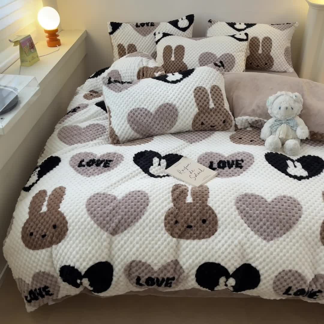 91家纺网 家纺一手货源 找家纺 澳梵家居 2023新款印花豆豆绒牛奶绒四件套 咖啡兔