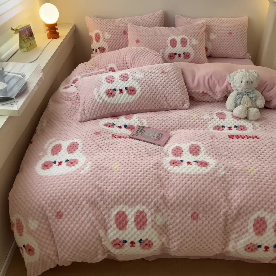 91家纺网 家纺一手货源 找家纺 澳梵家居 2023新款印花豆豆绒牛奶绒四件套 奶油味兔兔