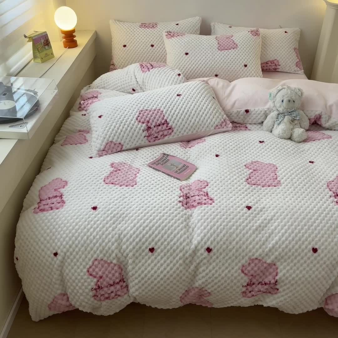 91家纺网 家纺一手货源 找家纺 澳梵家居 2023新款印花豆豆绒牛奶绒四件套 一只兔兔