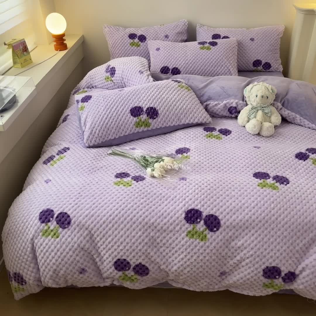 91家纺网 家纺一手货源 找家纺 澳梵家居 2023新款印花豆豆绒牛奶绒四件套 紫樱桃