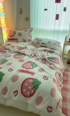 91家纺网 家纺一手货源 找家纺 川悦生活 2023新款高克重宽边菠萝格双面包边雪花绒毛毯 毛毯啵啵草莓