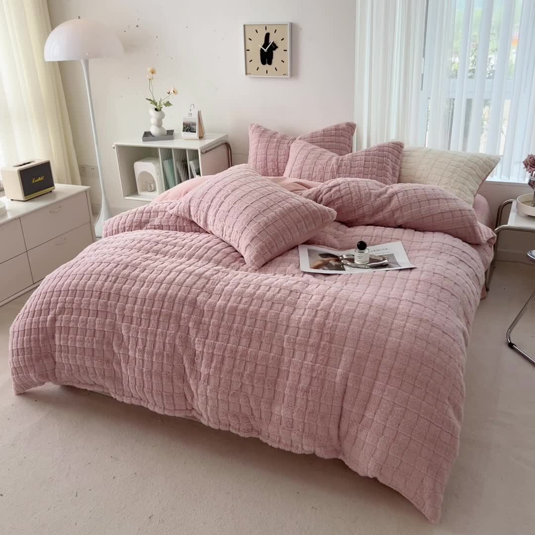 91家纺网 家纺一手货源 找家纺 欧冠 2023秋冬320克兔兔绒四件套 蜜桃粉