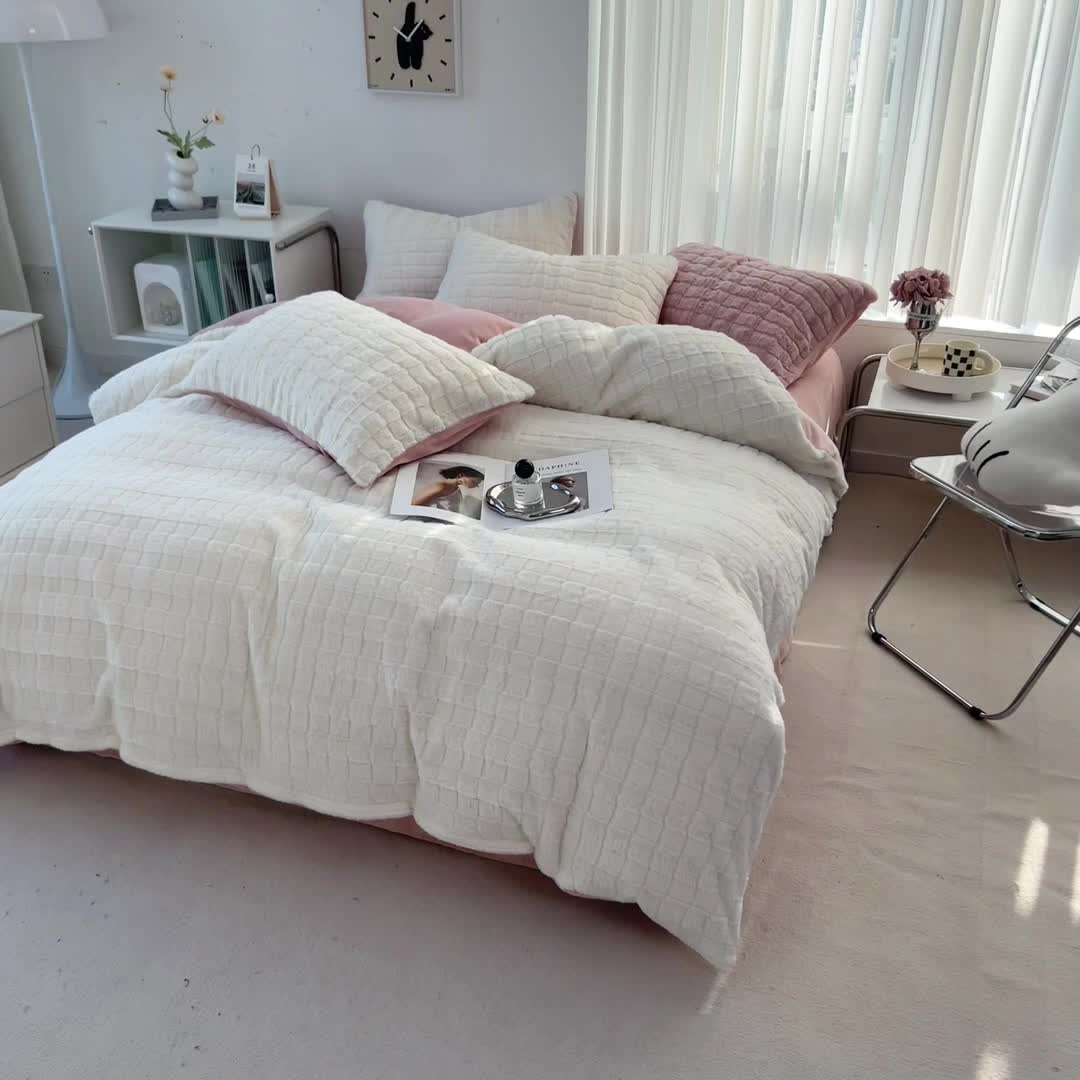 91家纺网 家纺一手货源 找家纺 欧冠 2023秋冬320克兔兔绒四件套 奶白粉