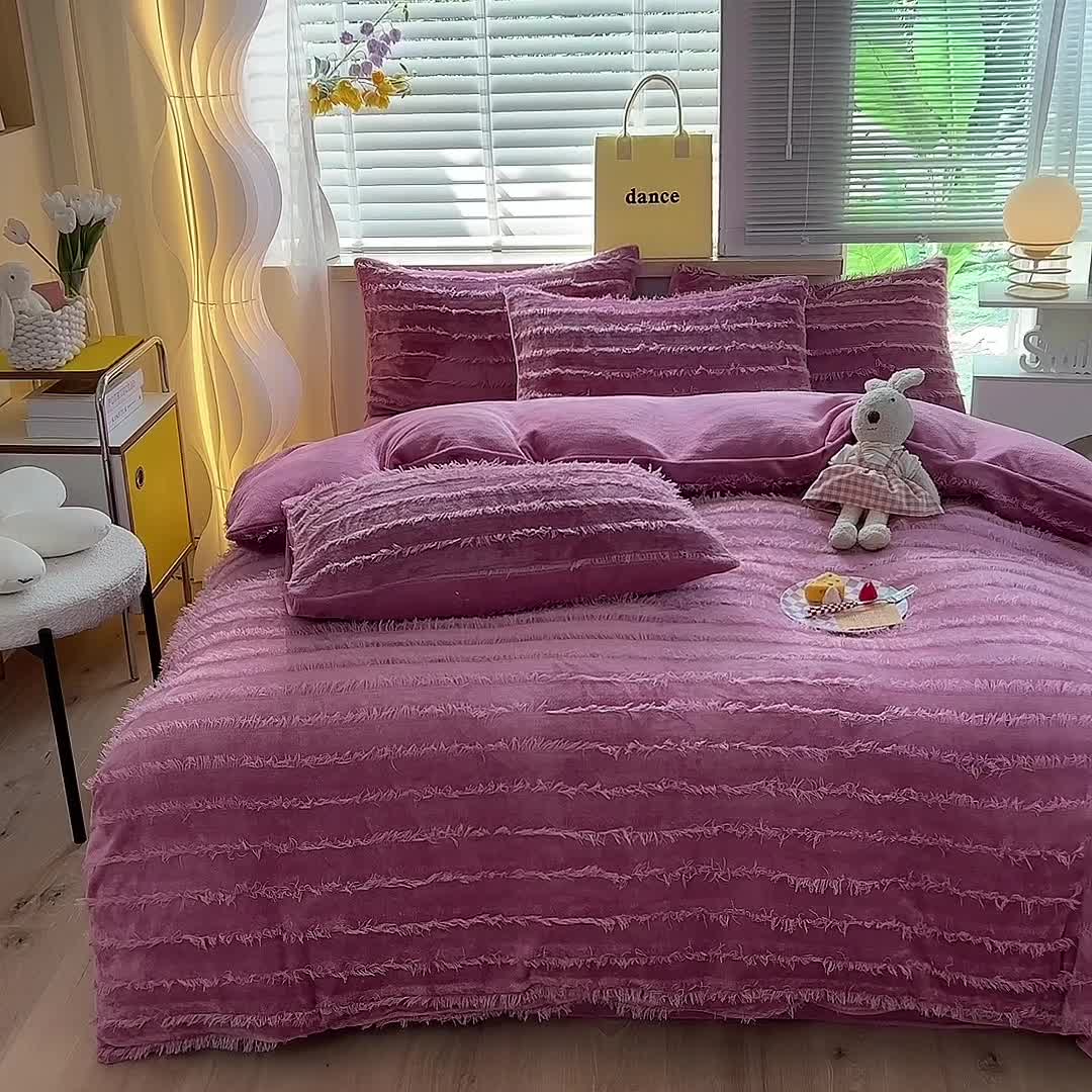 91家纺网 家纺一手货源 找家纺 欧冠 2023秋冬新款牛奶绒提花简约款牛奶绒四件套 豆沙色