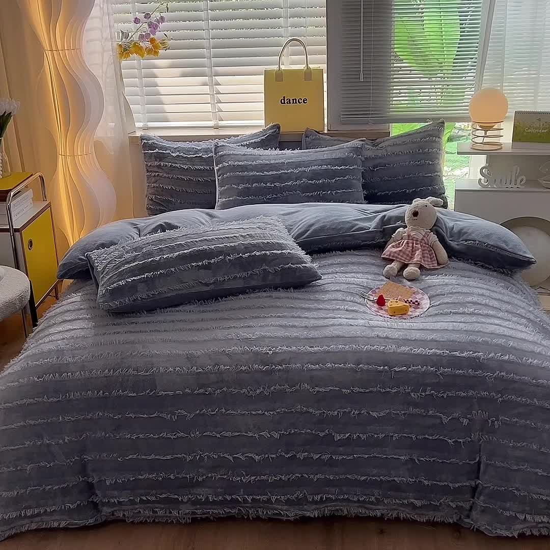 91家纺网 家纺一手货源 找家纺 欧冠 2023秋冬新款牛奶绒提花简约款牛奶绒四件套 莫兰迪灰