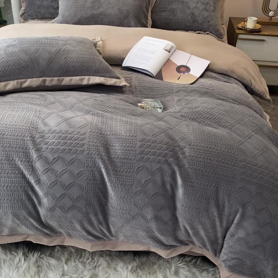 91家纺网 家纺一手货源 找家纺 欧冠 2023秋冬新款唯爱雕花A版260克牛奶绒四件套-实拍款 唯爱-高级灰