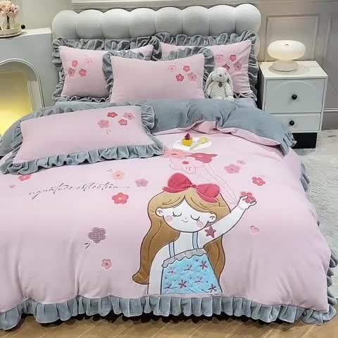 91家纺网 家纺一手货源 找家纺 欧冠 2023新款高档贴布绣甜心公主牛奶绒四件套 甜心公主-粉灰
