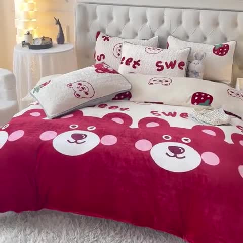 91家纺网 家纺一手货源 找家纺 梓依家纺 2023新款牛奶绒床盖款四件套 草莓熊
