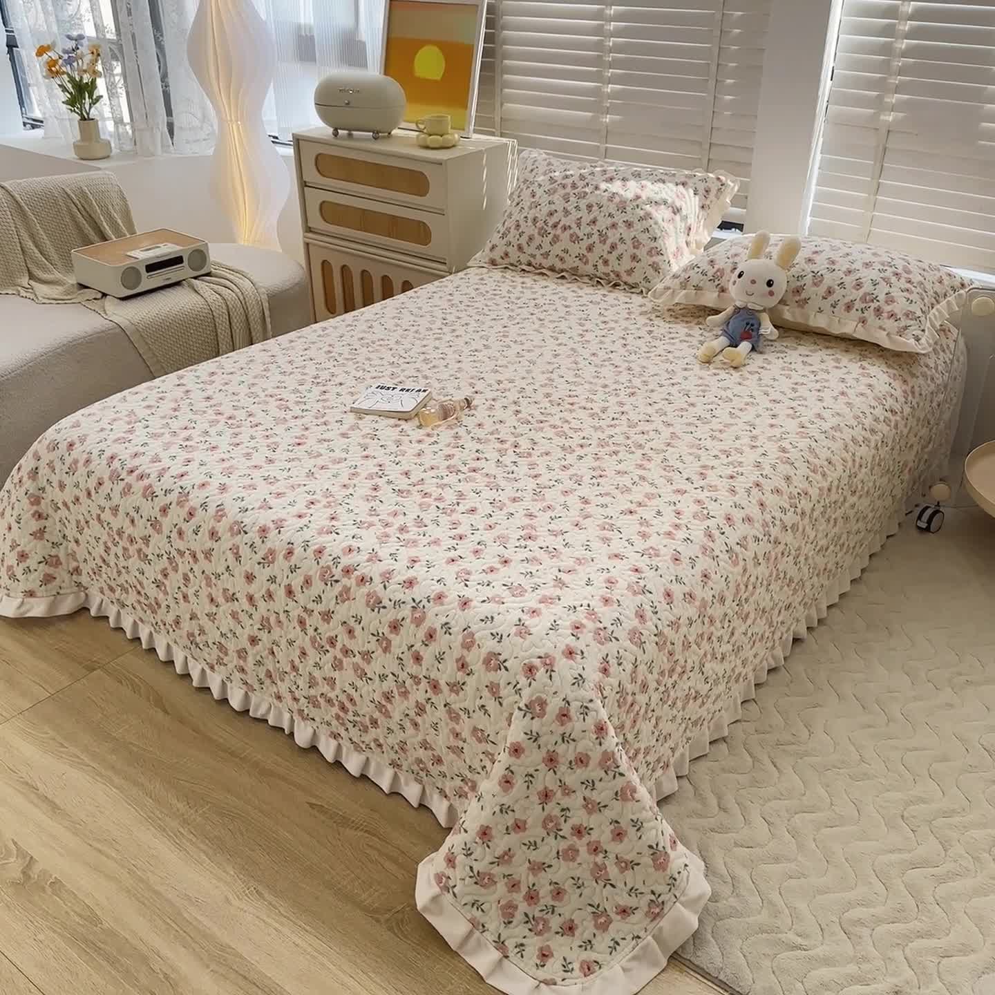 91家纺网 家纺一手货源 找家纺 岚吉 2023新款印花牛奶绒床盖三件套 粉色小碎花