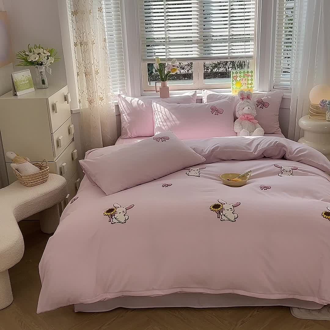91家纺网 家纺一手货源 找家纺 欧冠 2023新款秋冬保暖专版水洗棉麻毛巾绣四件套 兔宝贝-粉