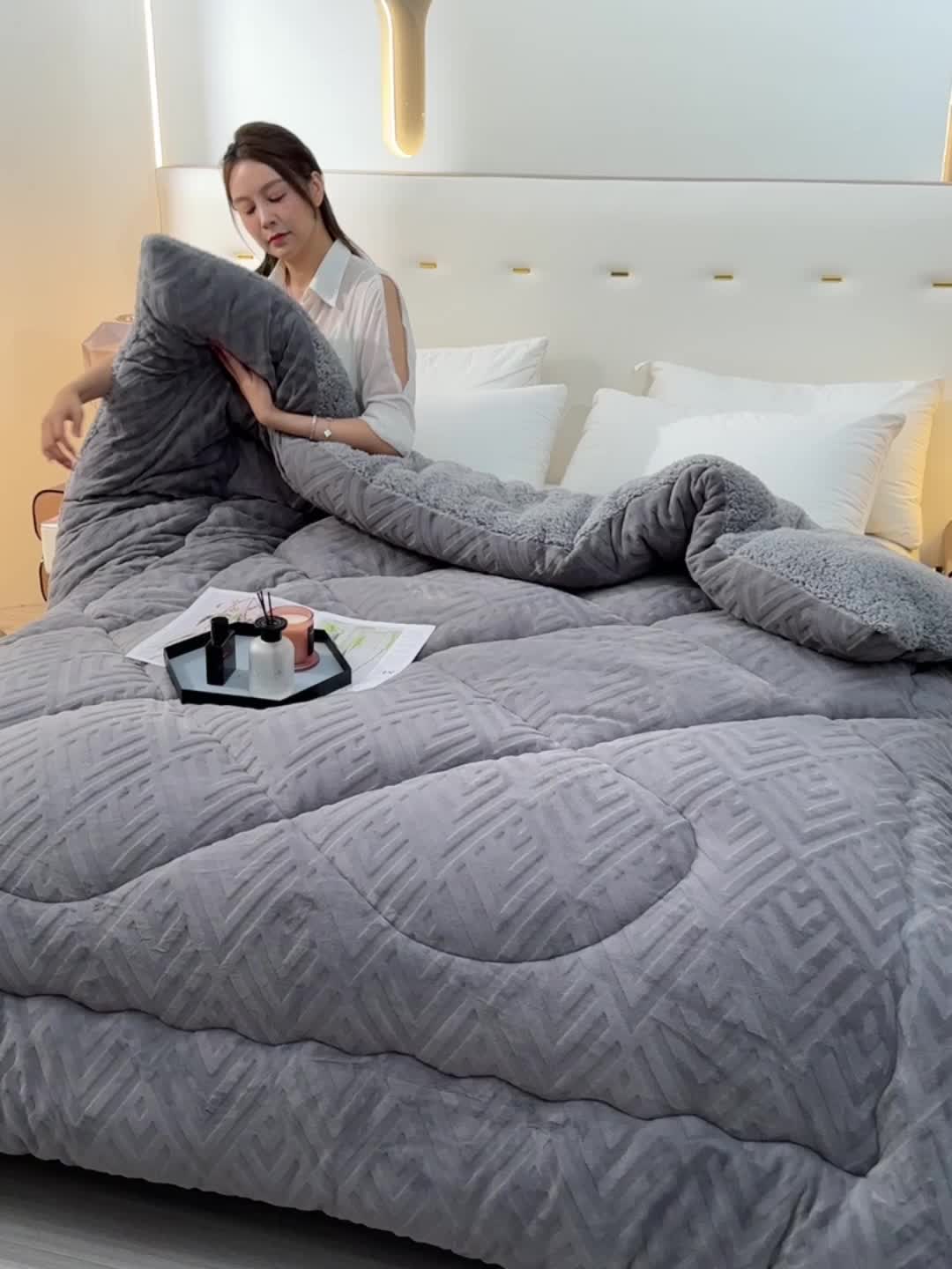 91家纺网 家纺一手货源 找家纺 南北家居 2024新款牛奶绒羊羔绒纯色加厚保暖冬被 高级灰