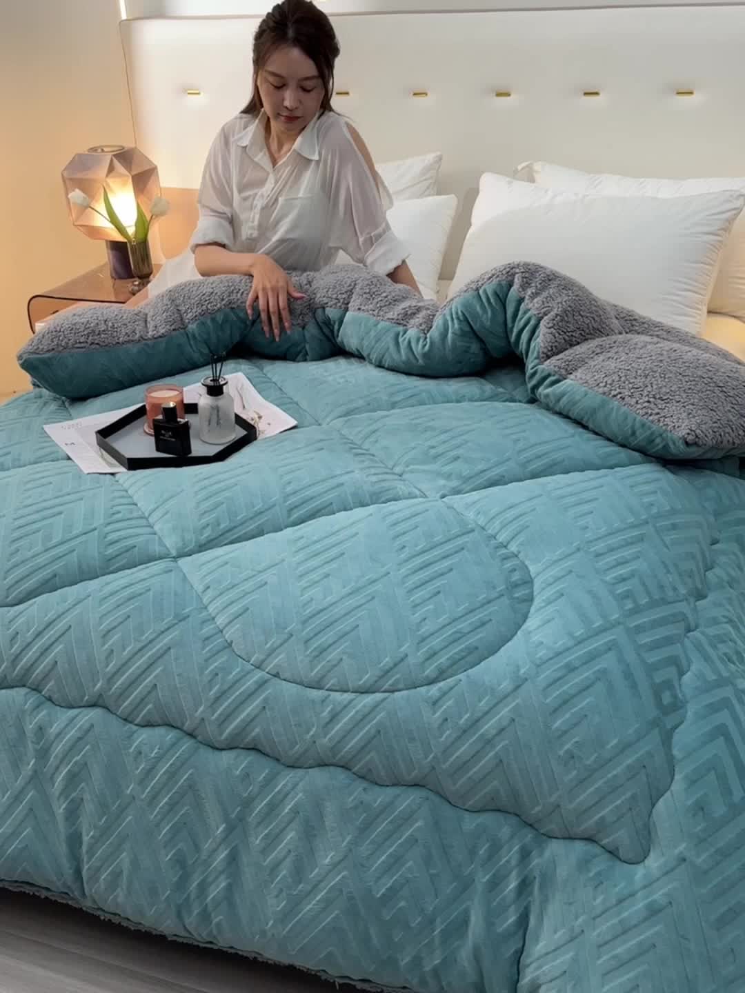 91家纺网 家纺一手货源 找家纺 南北家居 2024新款牛奶绒羊羔绒纯色加厚保暖冬被 湖蓝