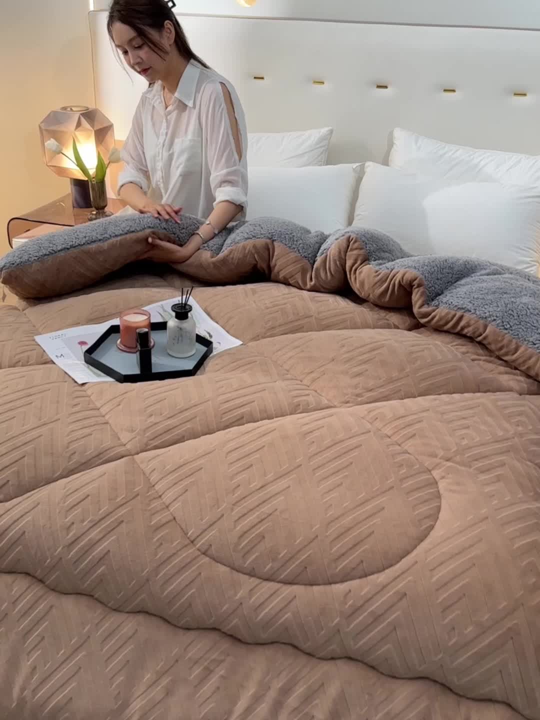 91家纺网 家纺一手货源 找家纺 南北家居 2024新款牛奶绒羊羔绒纯色加厚保暖冬被 卡其