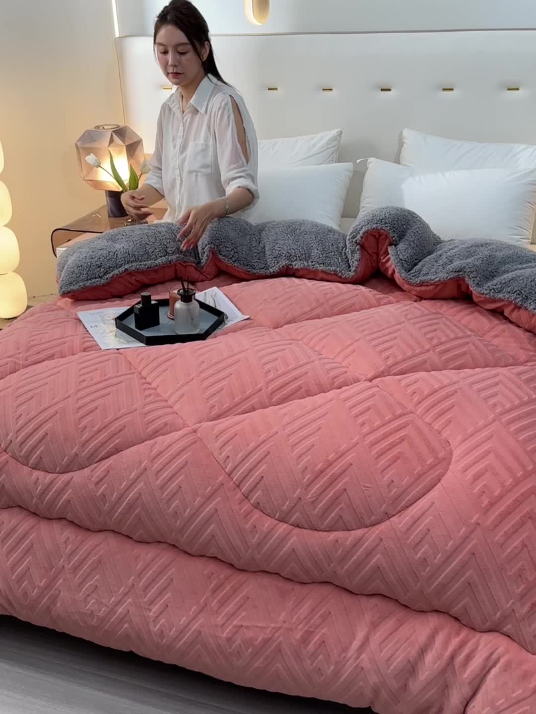 91家纺网 家纺一手货源 找家纺 南北家居 2024新款牛奶绒羊羔绒纯色加厚保暖冬被 落日橙