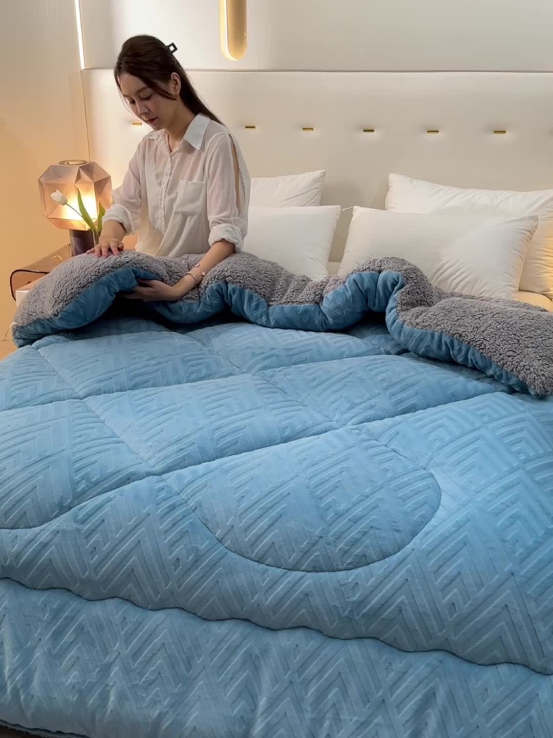 91家纺网 家纺一手货源 找家纺 南北家居 2024新款牛奶绒羊羔绒纯色加厚保暖冬被 天空蓝