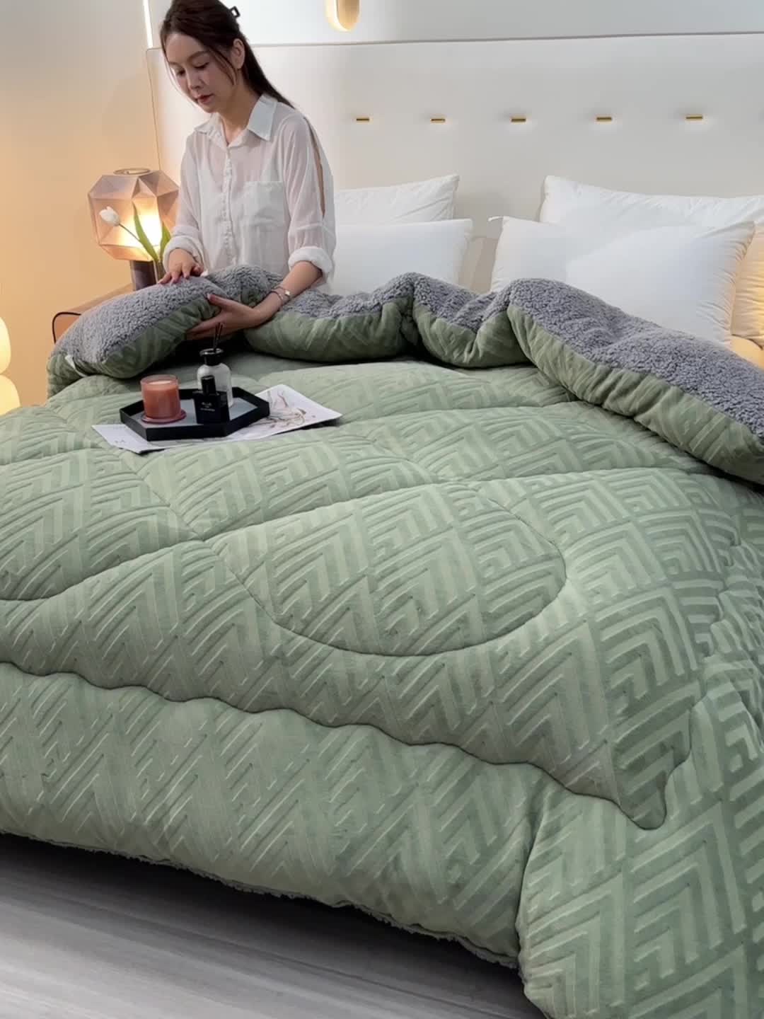 91家纺网 家纺一手货源 找家纺 南北家居 2024新款牛奶绒羊羔绒纯色加厚保暖冬被 抹茶绿