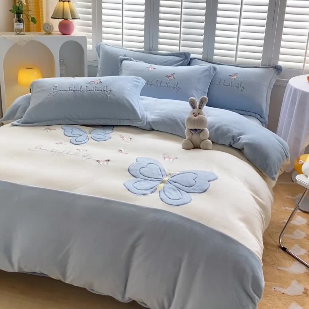 91家纺网 家纺一手货源 找家纺 你好美丽 2025新款200克牛奶绒刺绣花卉3系列四件套 蝶雨纷飞蓝