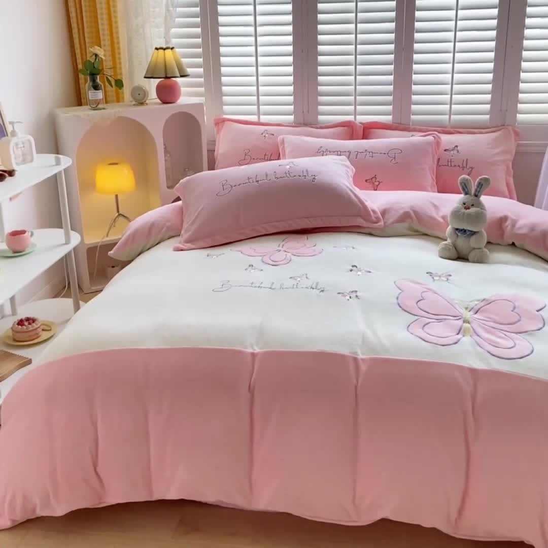 91家纺网 家纺一手货源 找家纺 你好美丽 2025新款200克牛奶绒刺绣花卉3系列四件套 蝶雨纷飞粉