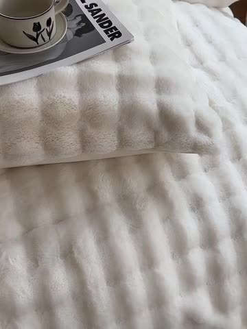 91家纺网 家纺一手货源 找家纺 新月 2023新款泡泡兔毛绒亲肤舒适四件套 泡泡-白