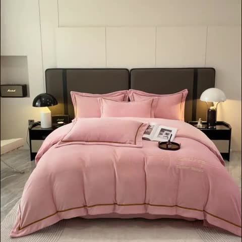 91家纺网 家纺一手货源 找家纺 露梦 2025新款高克重牛奶绒刺绣四件套-赫本 赫本-奶油粉