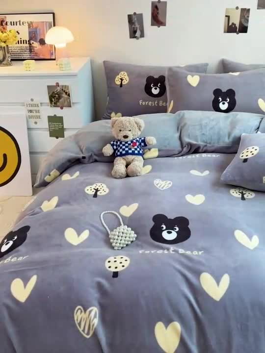 91家纺网 家纺一手货源 找家纺 西引力 2023新款加厚印花牛奶绒四件套法莱绒单被套直播爱心熊