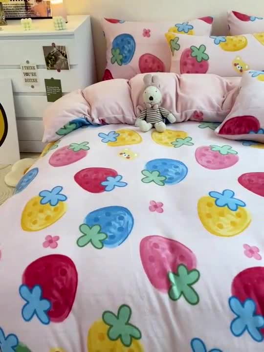 91家纺网 家纺一手货源 找家纺 西引力 2023新款加厚印花牛奶绒四件套法莱绒单被套直播草莓乐园