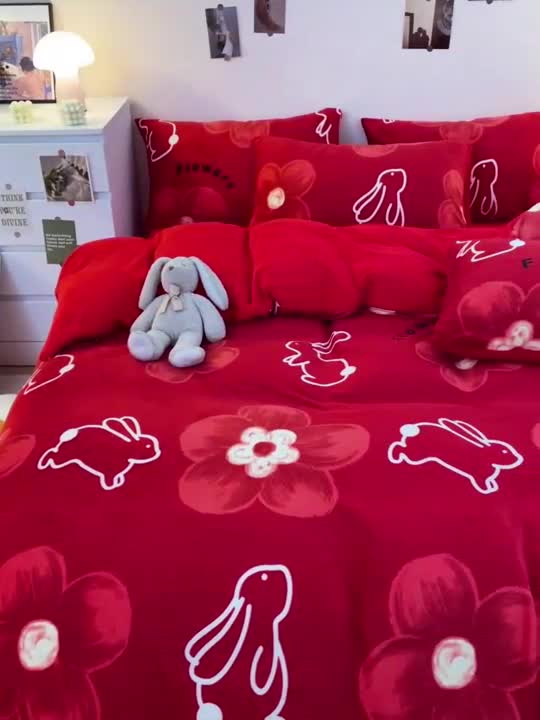 91家纺网 家纺一手货源 找家纺 西引力 2023新款加厚印花牛奶绒四件套法莱绒单被套直播大红兔兔