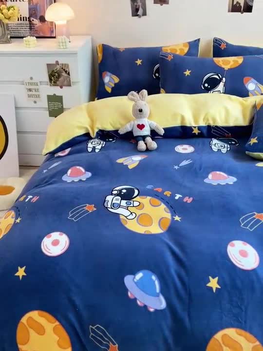 91家纺网 家纺一手货源 找家纺 西引力 2023新款加厚印花牛奶绒四件套法莱绒单被套直播太空人