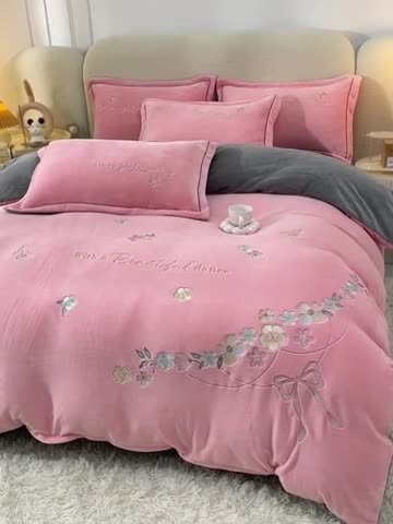 91家纺网 家纺一手货源 找家纺 畅畅家纺 2023高克重牛奶绒刺绣花四件套金貂法莱宝宝水晶雪花绒四件套 花海-粉+灰