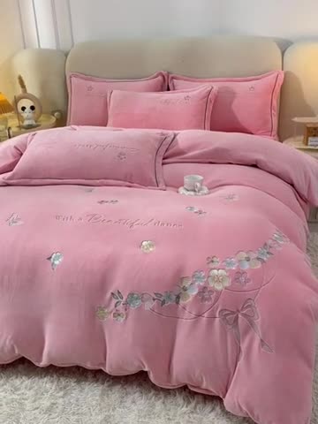 91家纺网 家纺一手货源 找家纺 畅畅家纺 2023高克重牛奶绒刺绣花四件套金貂法莱宝宝水晶雪花绒四件套 花海-樱花粉