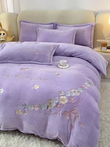 91家纺网 家纺一手货源 找家纺 畅畅家纺 2023高克重牛奶绒刺绣花四件套金貂法莱宝宝水晶雪花绒四件套 花海-紫