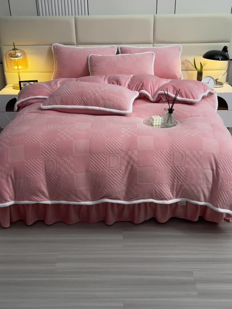 91家纺网 家纺一手货源 找家纺 畅畅家纺 2023新款A类雕花绒牛奶绒四件套 迪欧-粉