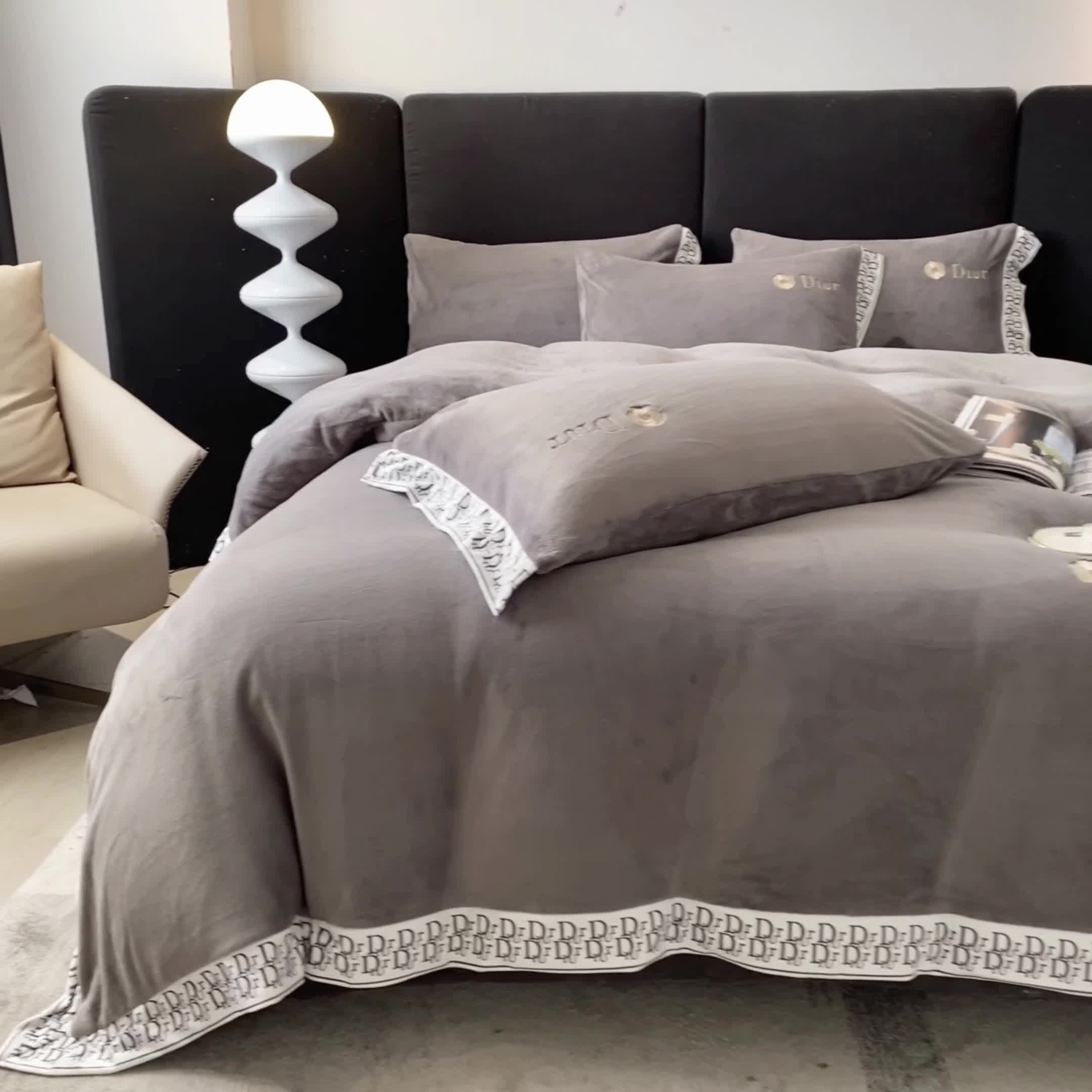 91家纺网 家纺一手货源 找家纺 露梦 2025新款高克重牛奶绒刺绣四件套-简素 （风格一）简素-高级灰