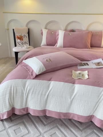 91家纺网 家纺一手货源 找家纺 娜娜 2023新款牛奶绒三拼轻奢风四件套