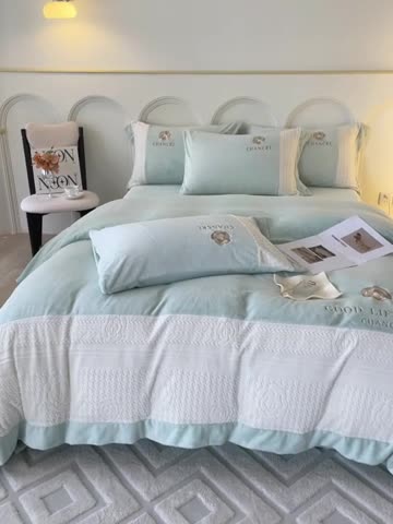 91家纺网 家纺一手货源 找家纺 娜娜 2023新款牛奶绒三拼轻奢风四件套 繁星蓝