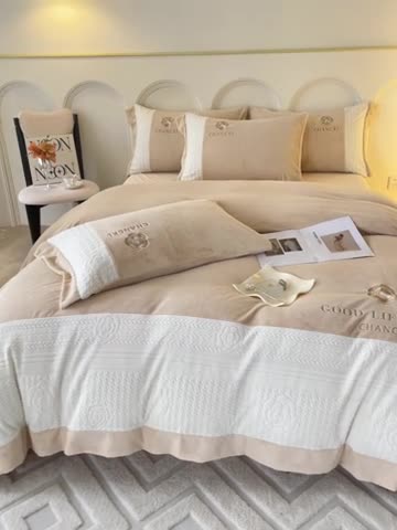 91家纺网 家纺一手货源 找家纺 娜娜 2023新款牛奶绒三拼轻奢风四件套 奶咖